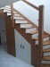 Součástí realizace bylo zadělání úložného prostoru pod schodištěm v kombinaci dýha dub a bílé lamino. 1
